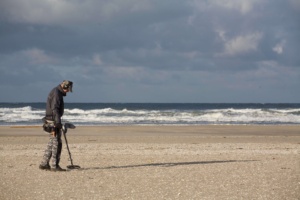 Person using metal detector as an analogy for managed detection