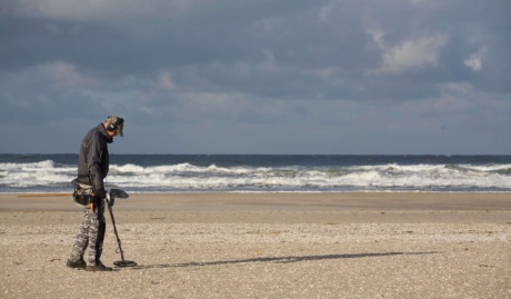 Person using metal detector as an analogy for managed detection